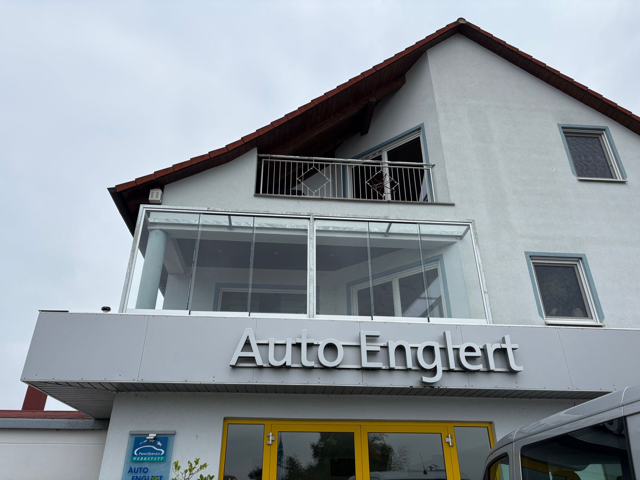 Überdachung an einem Gewerbegebäude