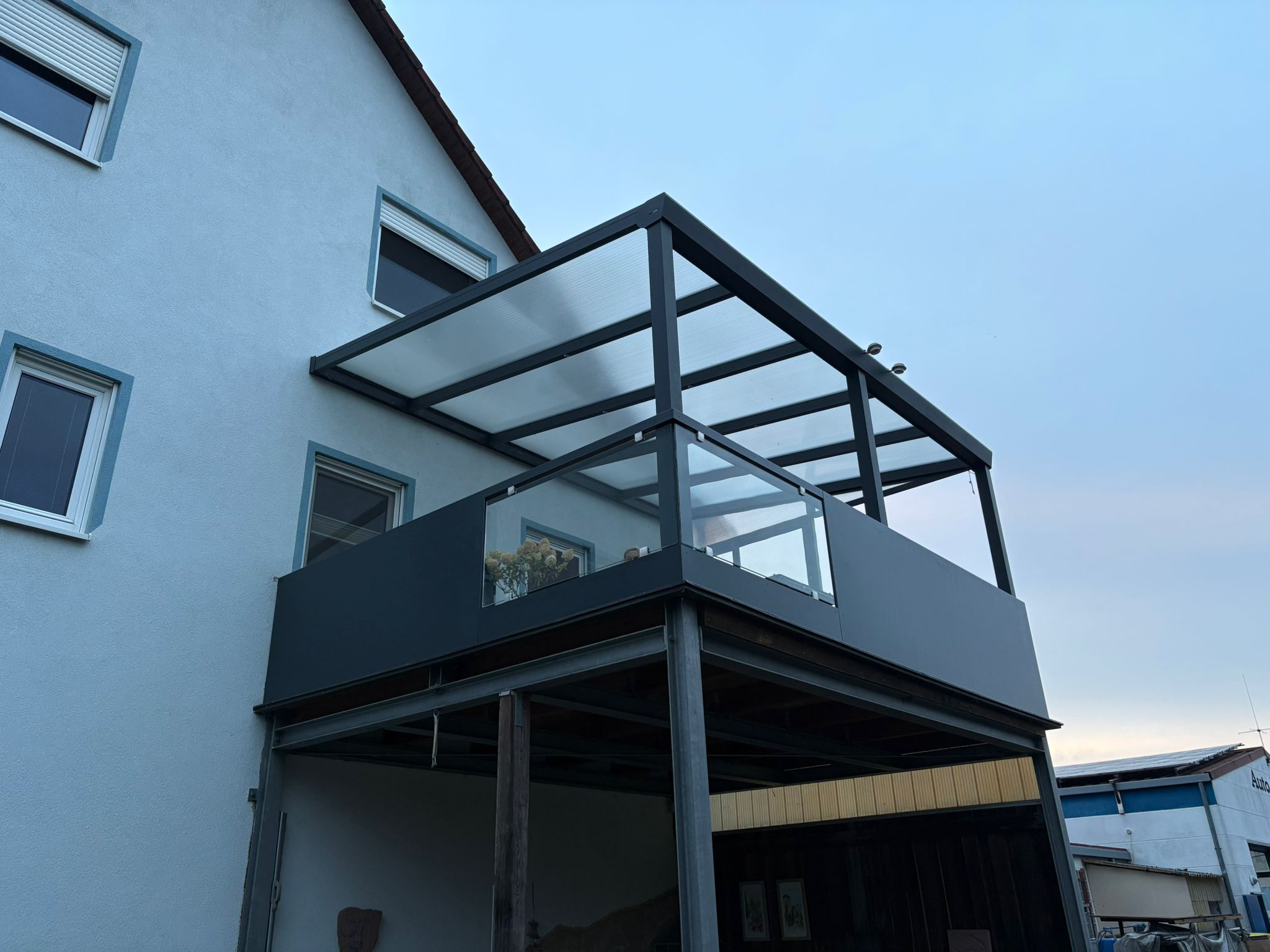 Überdachung an einem Gewerbegebäude