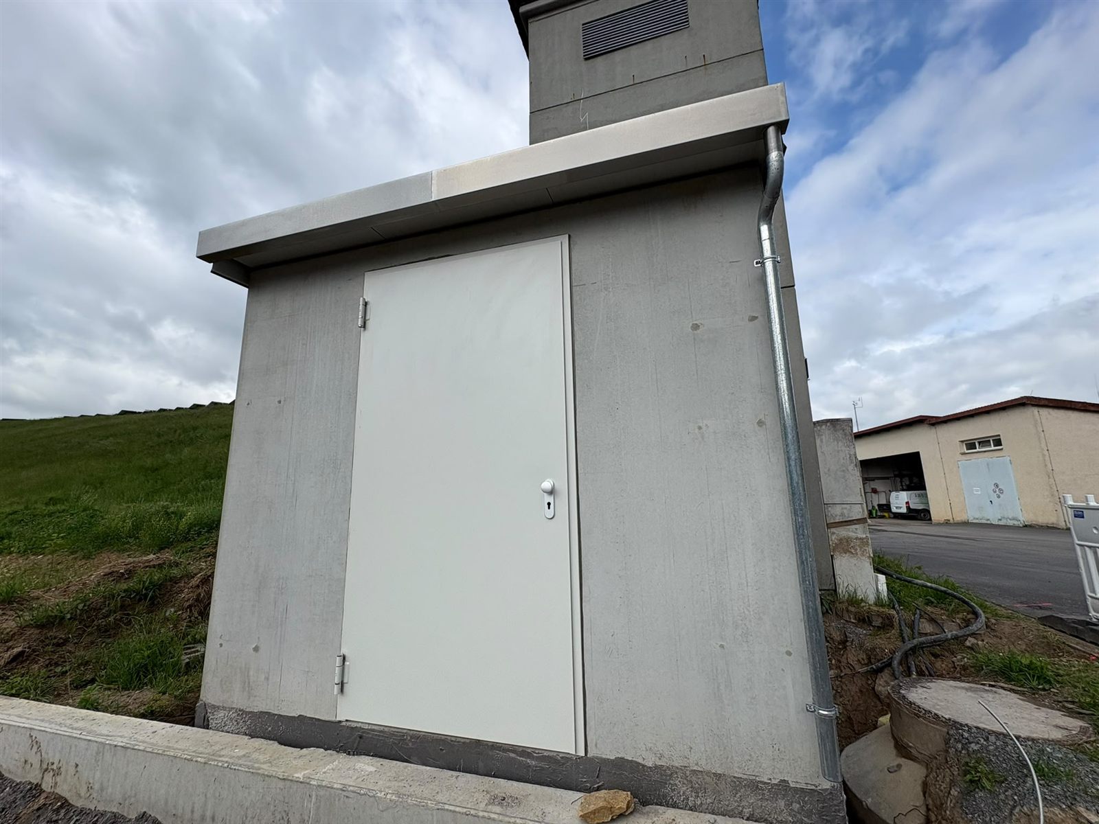 Attika-Verblechung und Fallrohr an Betriebsgebäude