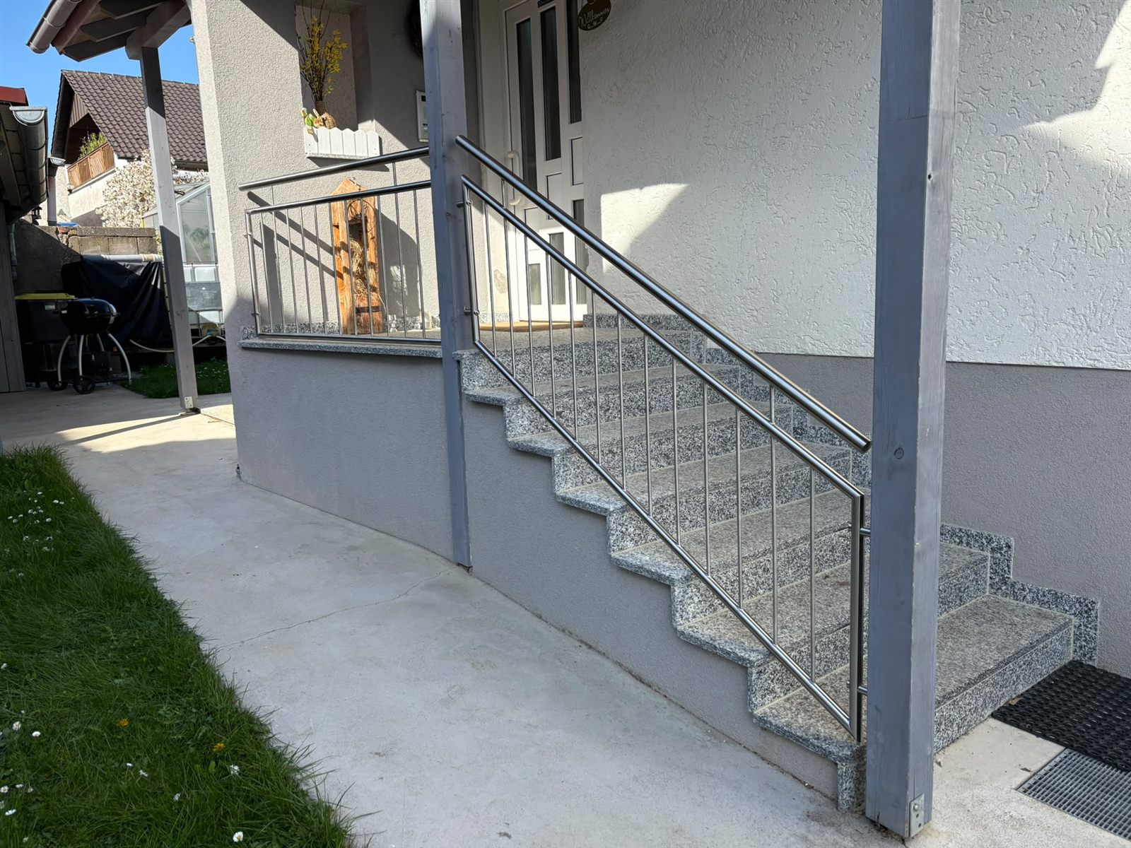 Edelstahl-Geländer mit Handlauf an Granittreppe am Hauseingang