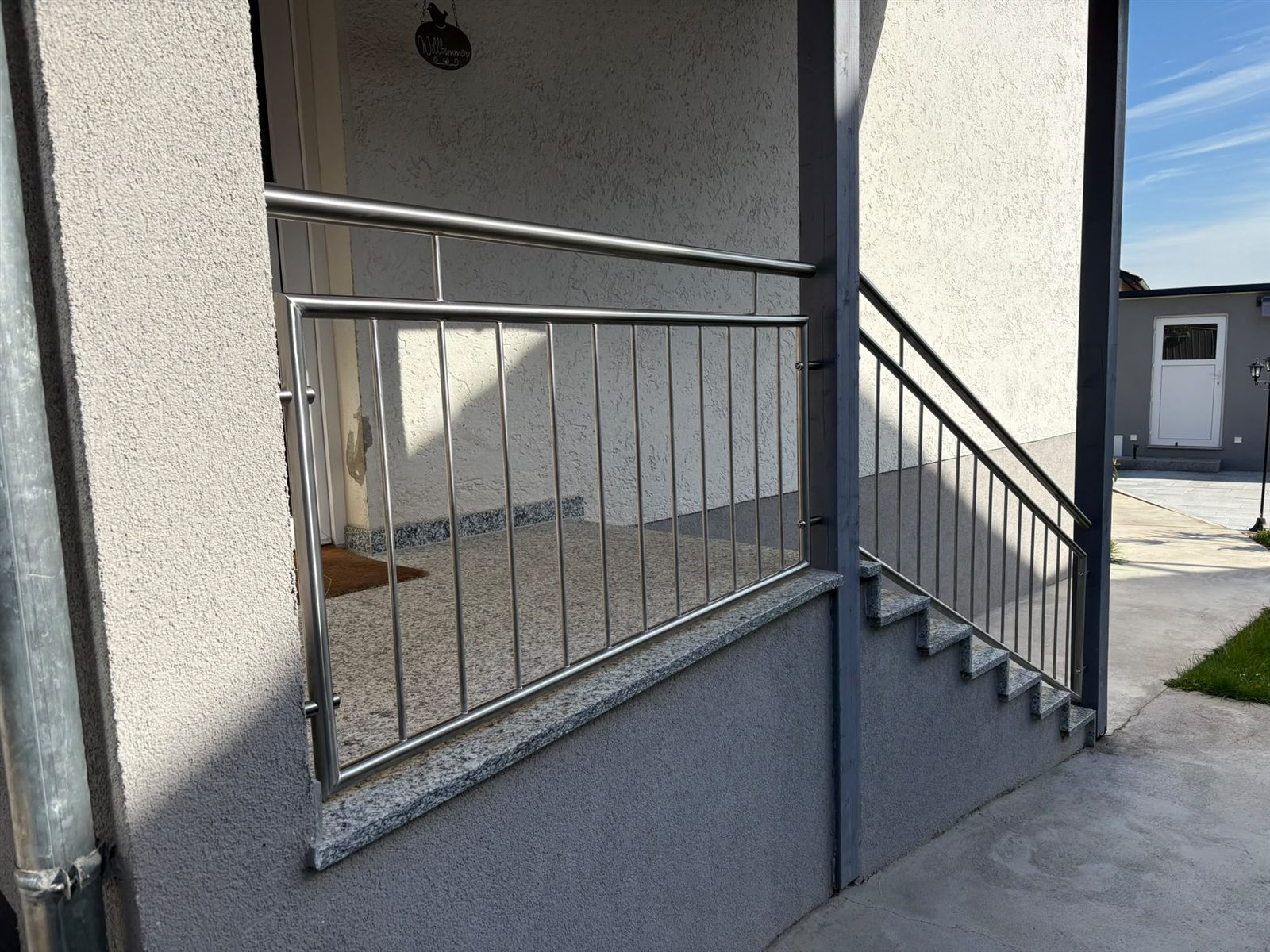 Edelstahl-Geländer an Eingangspodest und Treppe