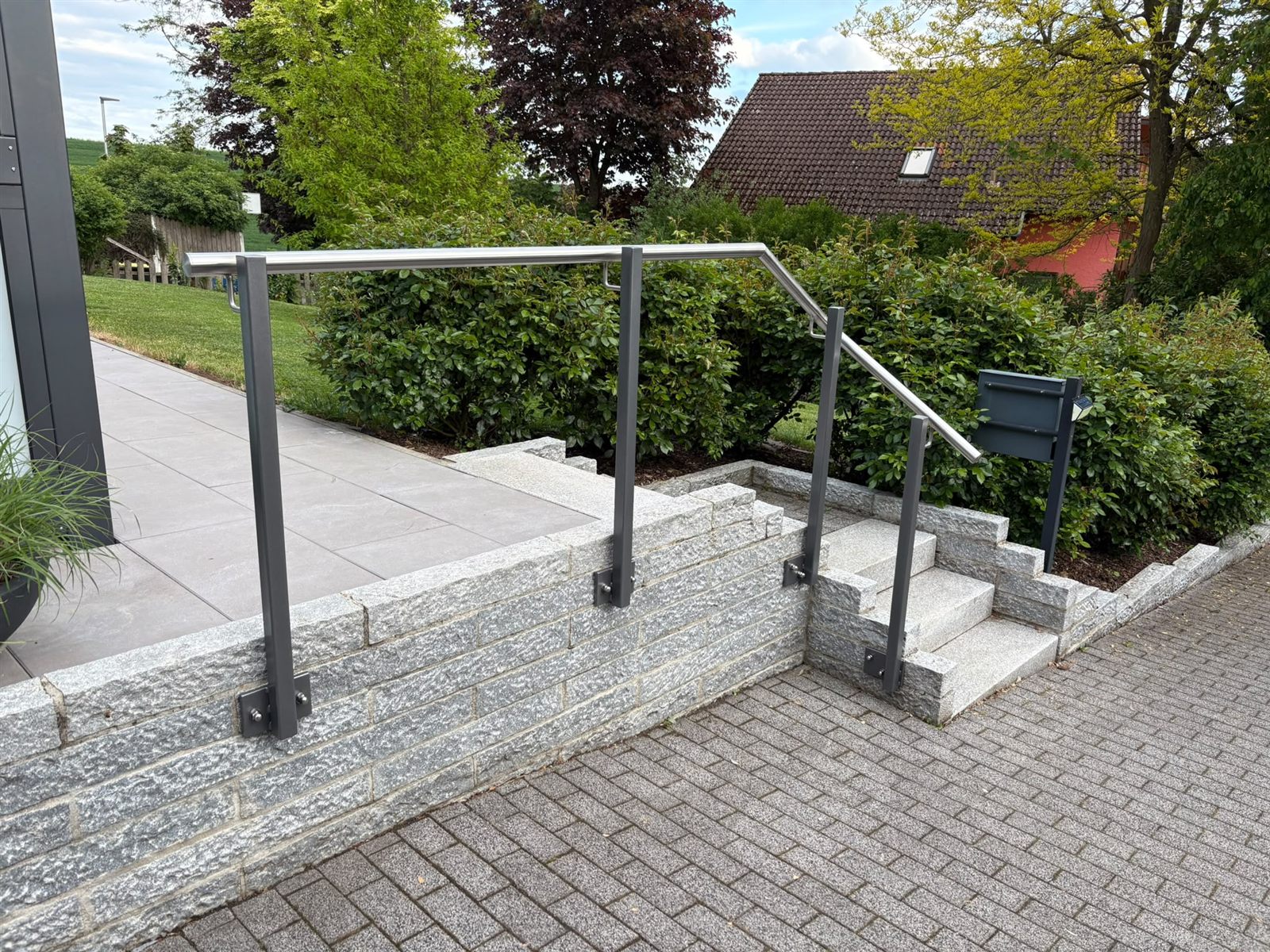 Edelstahl-Handlauf auf Granitmauer über Eck