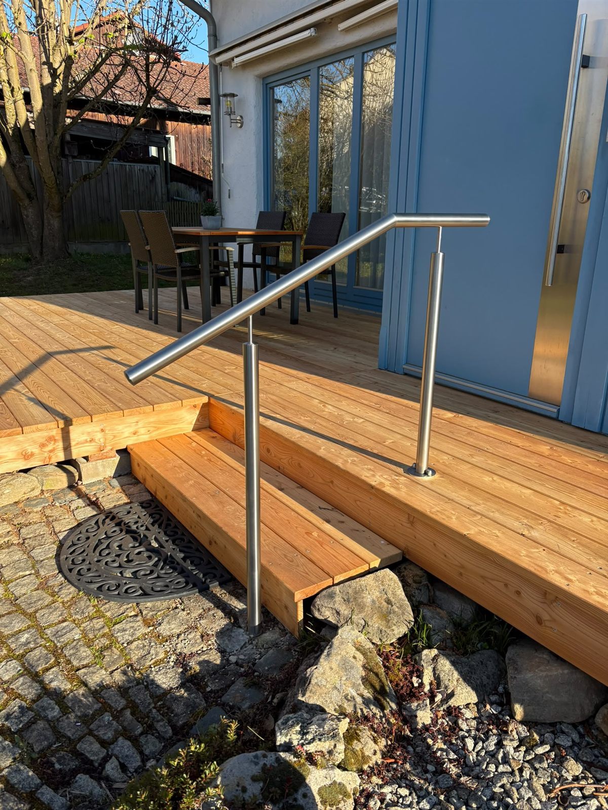 Freistehender Edelstahl-Handlauf an Holzterrasse