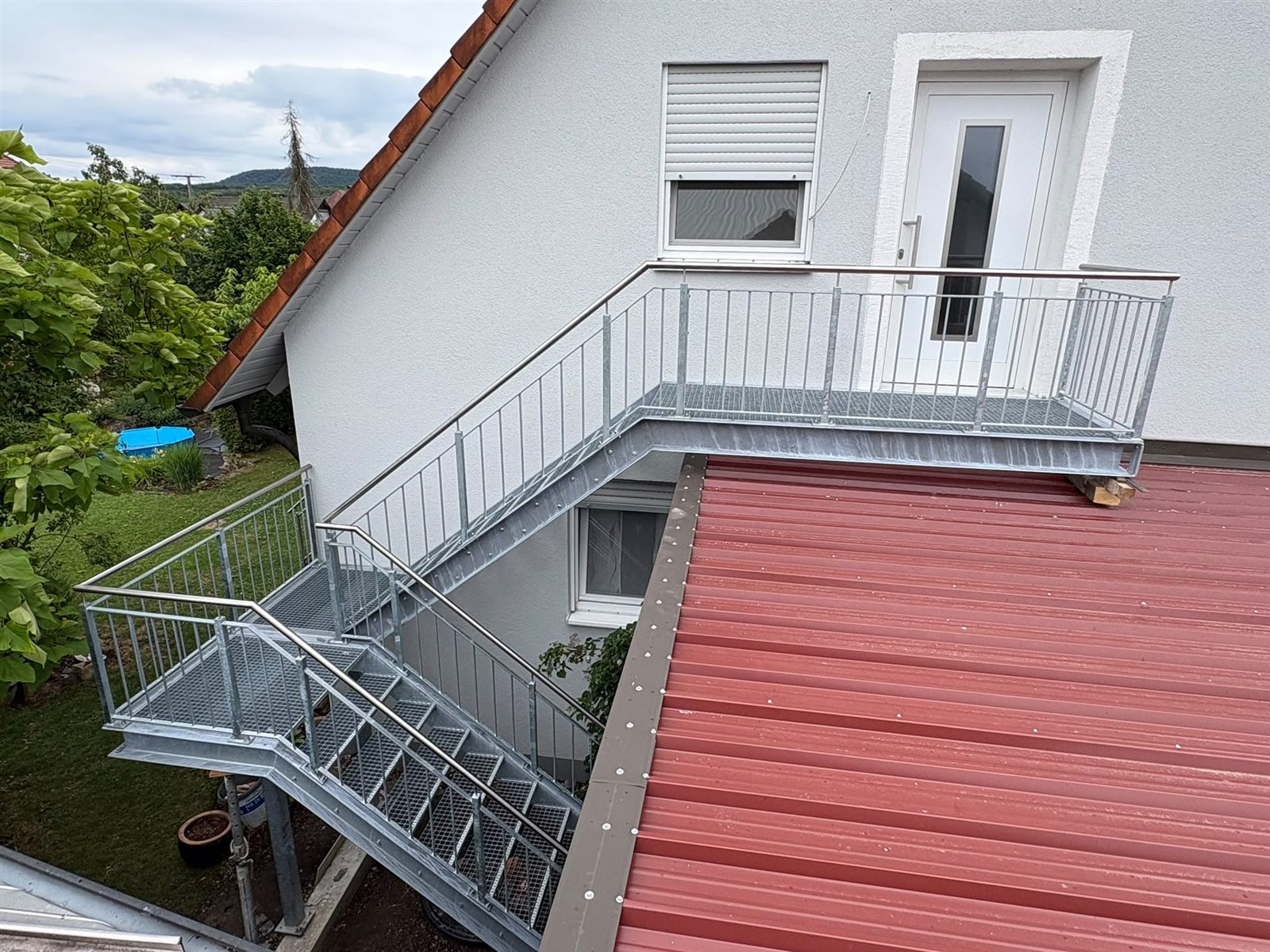 Verzinkte Stahltreppe mit Balkonpodest an Wohnhaus
