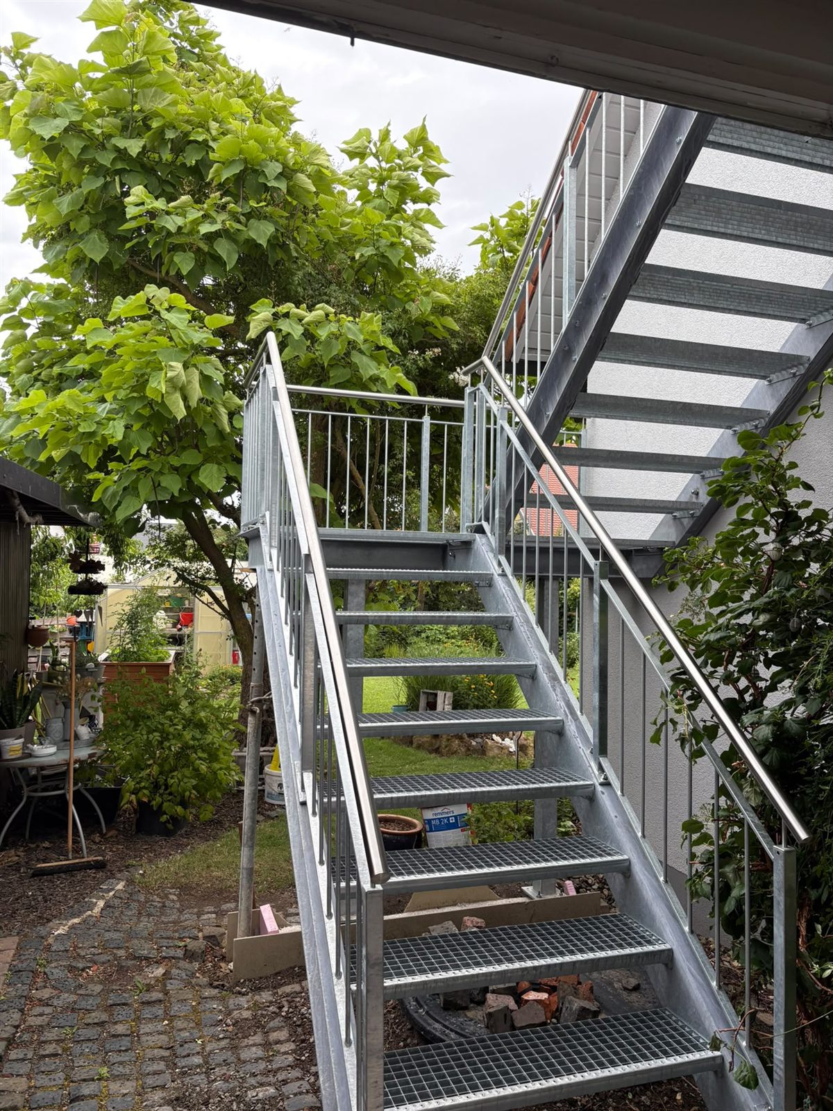 Verzinkte Stahltreppe mit Edelstahl-Handlauf im Garten