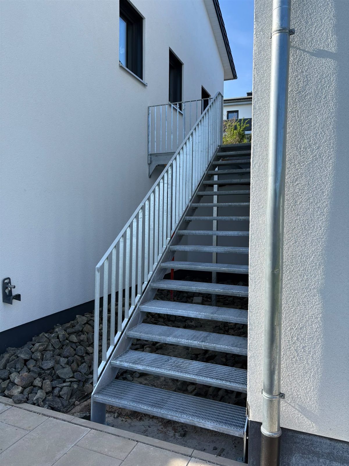 Verzinkte Außentreppe mit Gitterroststufen am Neubau